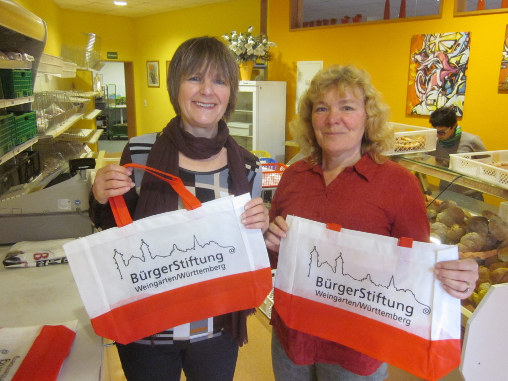 Regina Kollmann und Rita Freyer bei der Übergabe der Einkaufstaschen am 4. November 2016
