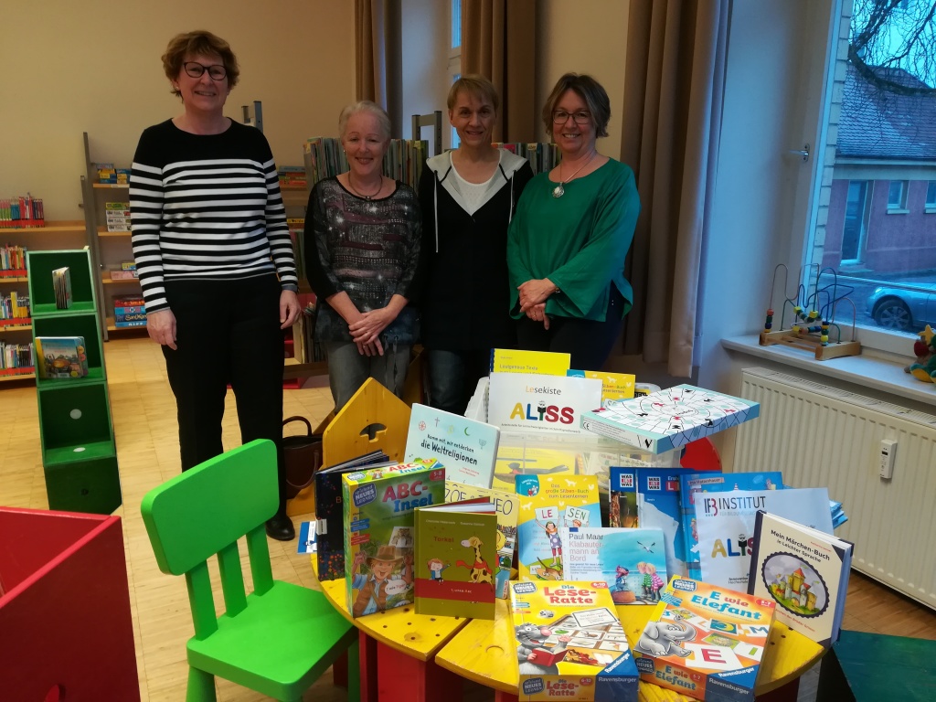 von links: Dr. Ute Fischer (PH Weingarten), Petra Hasenfratz (Bücherei Weingarten), Anke Martin (Bürgerstiftung Weingarten), Gabriele Seuffert (PH Weingarten) bei der Präsentation der „Lesekisten“ in der Bücherei Weingarten
