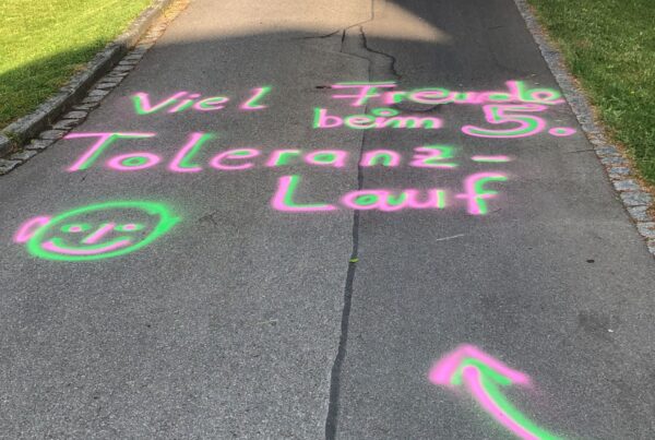 auf dem Weg steht Toleranzlauf