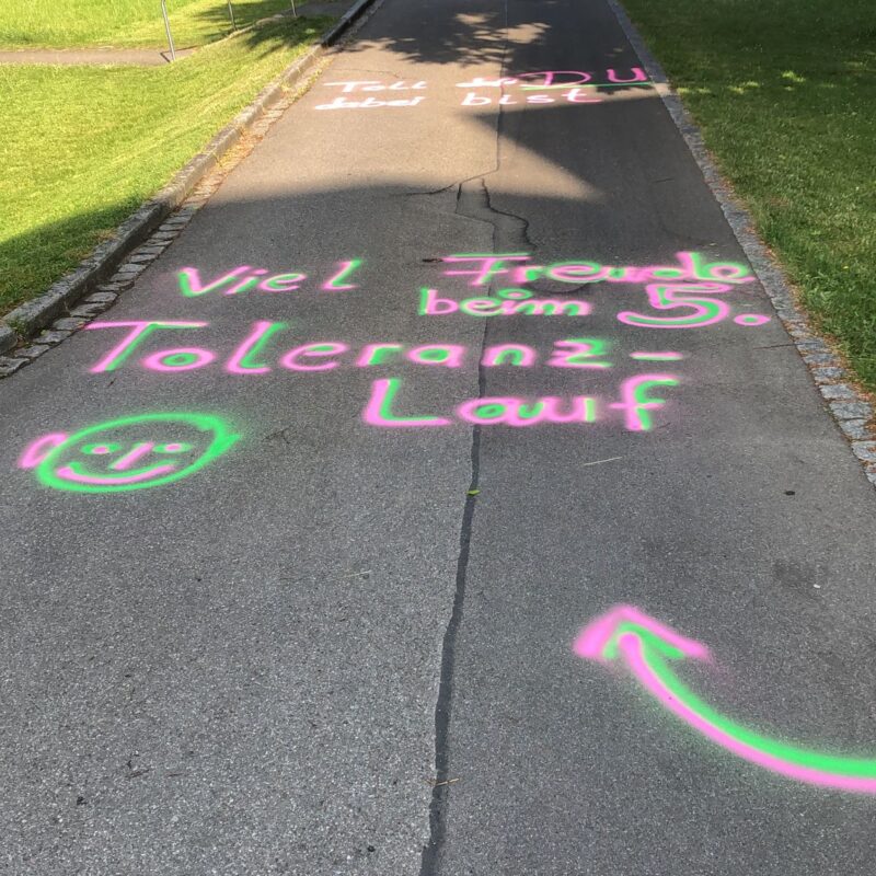 auf dem Weg steht Toleranzlauf