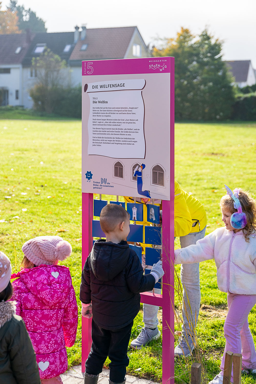 Kinder spielen am Memory der Welfensage