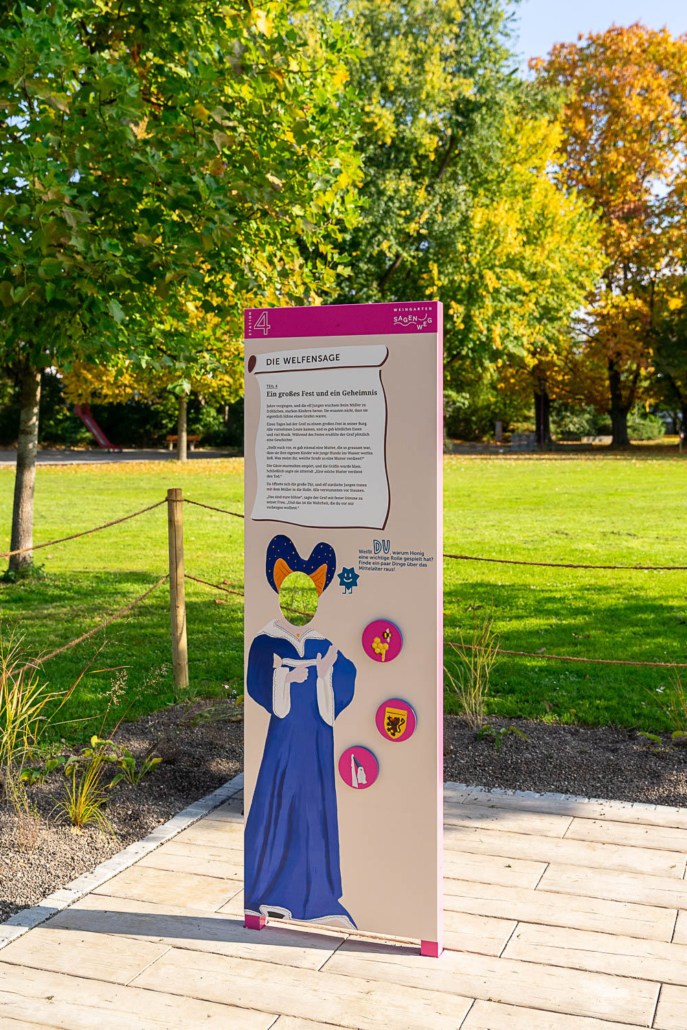 Große Stele mit Guckloch und verstecktem Wissen